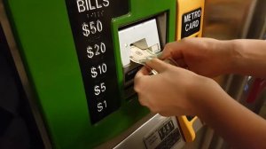 Покупка проездного в метро Нью-Йорка.