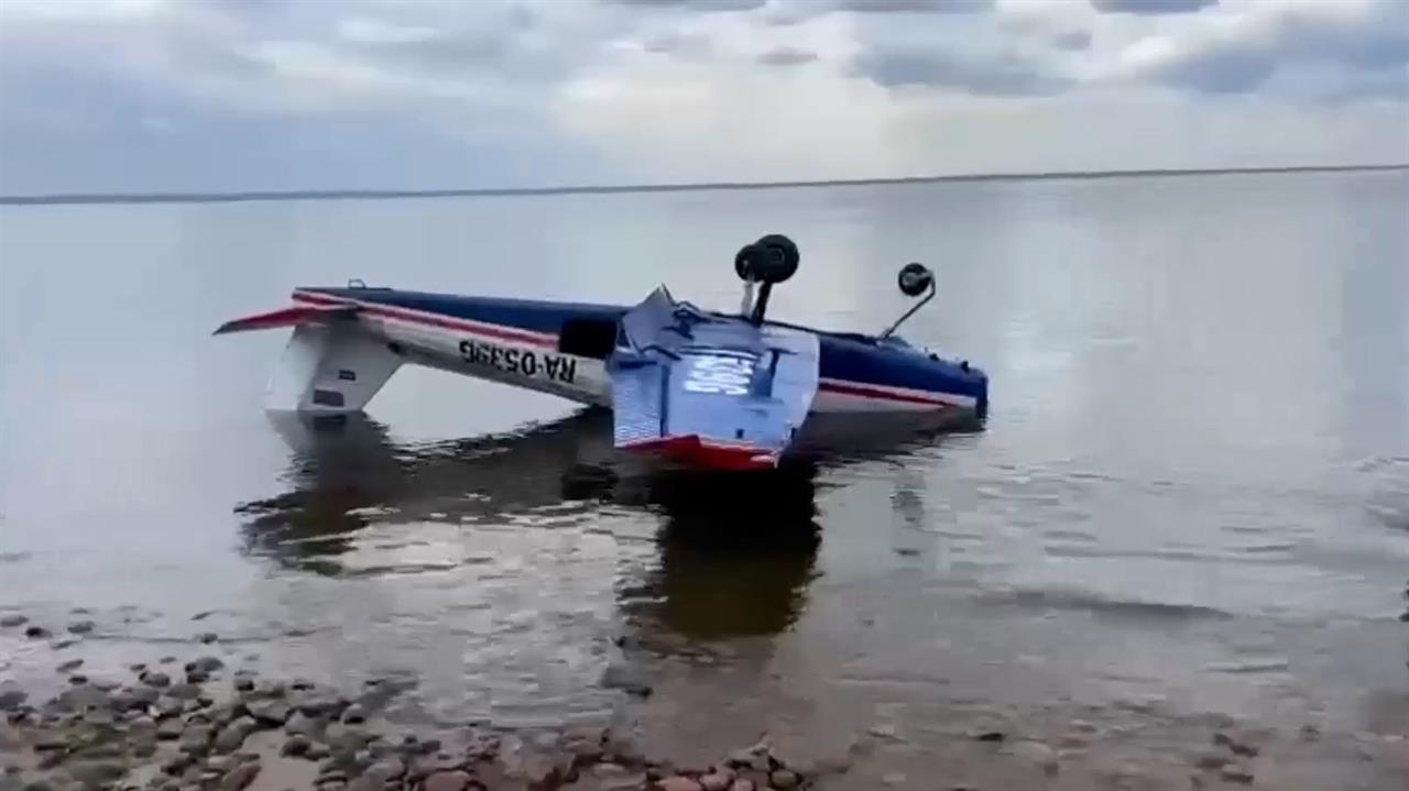Легкомоторный самолет аварийно сел на пляж в Кронштадте: кадры с места посадки