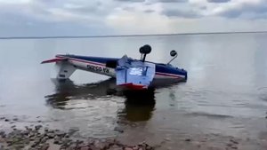 Легкомоторный самолет аварийно сел на пляж в Кронштадте: кадры с места посадки