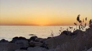 Закат на побережье Каспийского моря. Скальная тропа, Актау, Казахстан