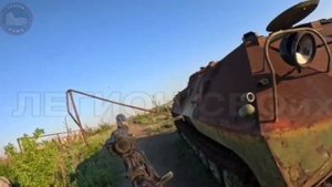 Российские военнослужащие сбивают FPV-дрон противника за секунду до столкновения.