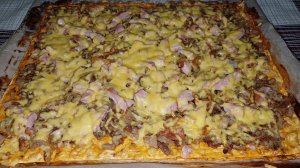 Пицца с сочной свининой, хрустящей капустой, копченой курицей и тягучим сыром.