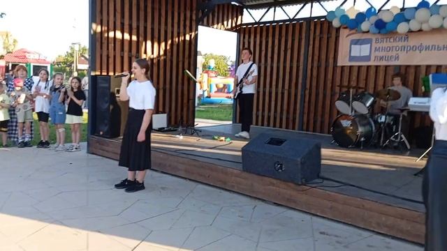 ☀️ "Школьная весна" на сцене Купеческого города. Выступает школьный ансамбль Вятского многопрофил...