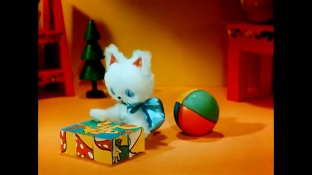 Котенок собирает и разбрасывается кубиками ( без ценз? смотреть онлайн