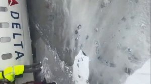 В аэропорту Торонто пассажирский самолёт перевернулс