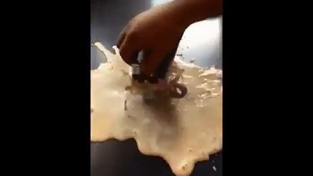 Когда пытаешся сделать рисунок на кофе ;D смотреть онлайн