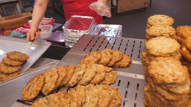 она распродает их 5000+ в день. жареные мясные оладушки