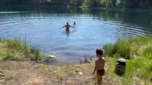 ПОЕЗДКА НА ЖИВОПИСНОЕ ОЗЕРО В ТАЙГЕ. ПЛАВАЕМ НА ДЕРЕВЯ