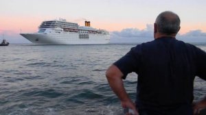 Старики в порту провожают круизный лайнер.