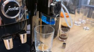 JURA J10 готує холодний раф з сиропом