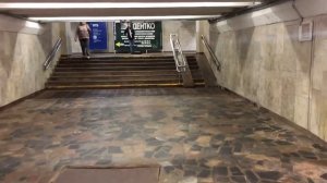 Играет на трубе в переходе метро