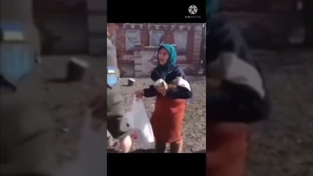Старушка и знамя Победы