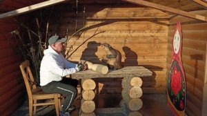 Сидим с бобром за столом и точим полено