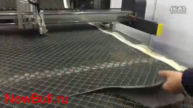 Планшетный режущий плоттер DCZ в процессе резки ковриков под ноги и подушек в машины, режущий плотт смотреть онлайн