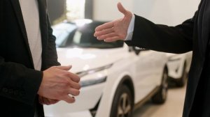 vecteezy_male-hand-gives-a-car-keys-to-male-hand-in-the-car_43160076 (1)