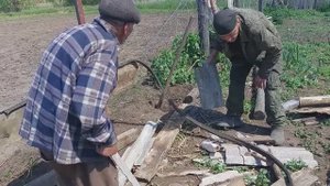 Деду Матвею подремонтировали забор.