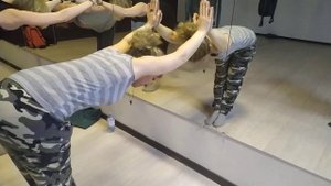 Занимательная йога. Поза щенка в зале