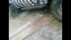 Крузак плывёт 2.  Через реку на Ленд круйзере. Плывём, а куда плывём?