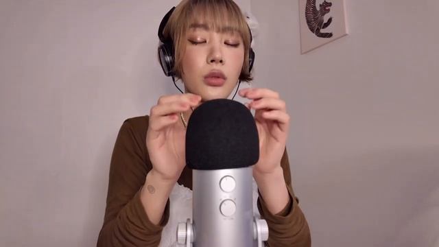 Yoba ASMR. Близкий шёпот, движения рук, звуки рта, разнообразные предметы и звуки.