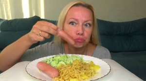 Мукбанг лапша том ям, сосиски ,салат. Еда на камеру.