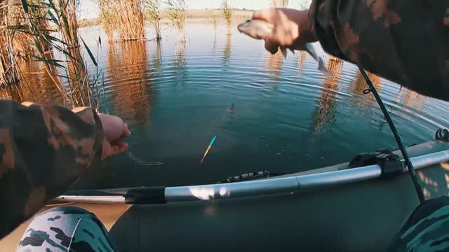 РЫБАЛКА С ЛОДКИ ПВХ НА ОЗЕРЕ смотреть онлайн