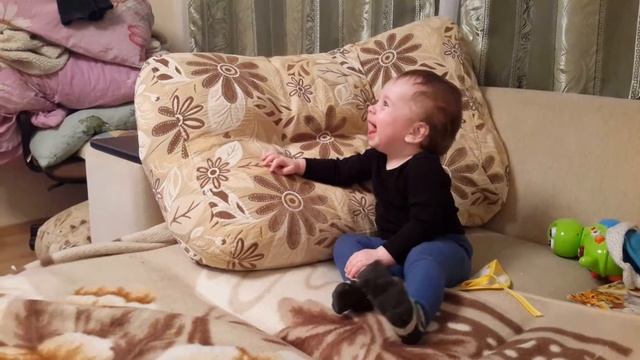 Девочке Соне смешно, как прыгает мяч. смотреть онлайн