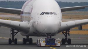 Эйрбас А380 Тайских авиалиний в процессе буксировки в аэропорту Франкфурта-на-Майне.