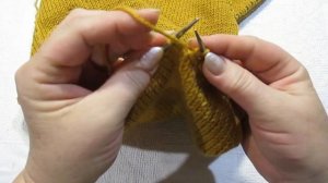 детское платье вязаное спицами с ажурными горизонтальными дорожками