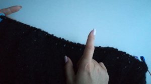 Жилет с V-образным вырезом и спущенным плечом спицами.