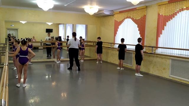Открытый урок по предмету Классический танец (1 год обучения) смотреть онлайн