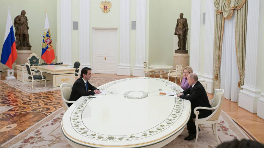 Путин провел встречу с председателем верхней палаты Таджикистана Эмомали