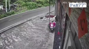 Камень поразил легковушку на глазах у мотоциклиста в Китае