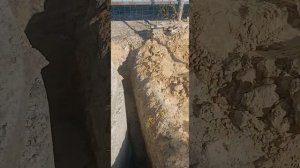 положили 3 штук кольца на яму для септика.