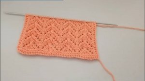 Легкий ажурный узор спицами поворотными и круговыми рядами.