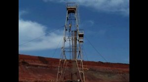 КАК ПОДЫМАЮТ И ОПУСКАЮТ БУРИЛЬНЫЕ ТРУБЫ.