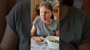 Мукбанг. Бутер с запеченым мясом, салат