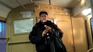 Мужик классно играет на трубе