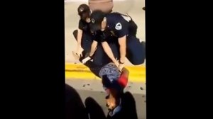 Полицейские избивают девушку, подозреваемую в краже