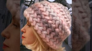 Модные шапки и 1 схема вязания, которая идет всем.