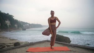 Йога с акцентом на спину и таз/ Сила и гибкость