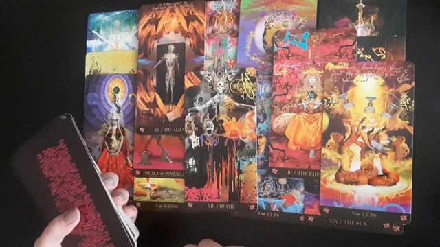 ЧТО БЫ ОН ХОТЕЛ СКАЗАТЬ ВАМ, НО МОЛЧИТ? Таро онлайн