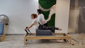 Упражнение пилатес Swan на тренажере Reformer (реформер)