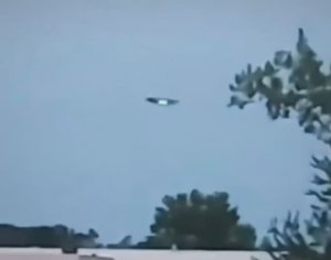 Корабль Зависший Рядом с Трассой