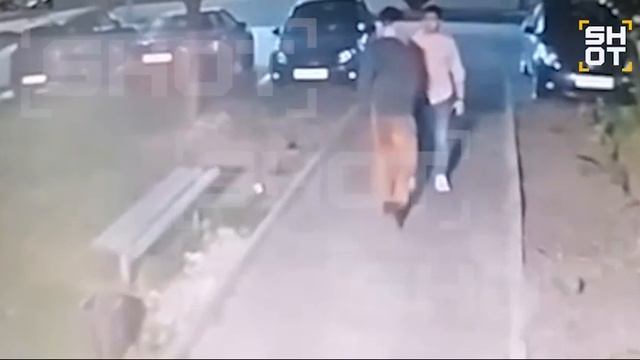 Момент взрыва, убившего замглавы Ставрополя Заура Гурциева.       К стоявшему во дворе своего до...