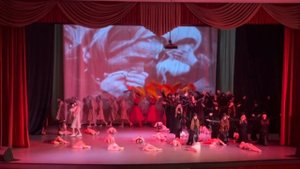 Танцевальные коллективы: "Оптимиstы", "На поzитиве", "Кнопочки".
Композиция :"ЖИВИ И ПОМНИ!"