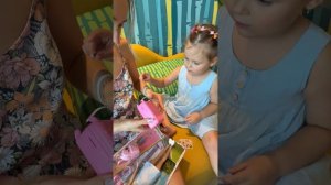 Like Masha распаковывает новую Барби путешественницу! Подписывайся! ставь лайк!