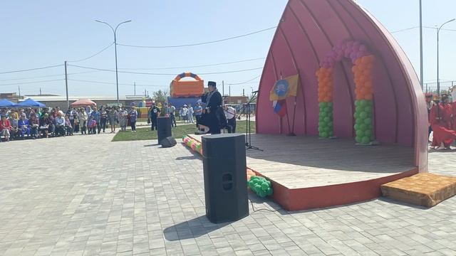 Лагань ТВ . Концерт в Лагани  тюльпан один из участник?