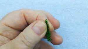 Листик резной из бисера косым мозаичным плетением.