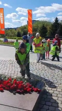 Cosmo Сад в г.Зеленоград. Возложение цветов к памятнику. Группа  4/8.