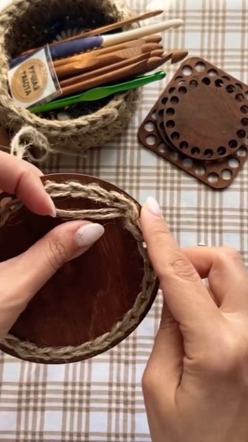 Обвязка деревянного донышка Джутом 🌾 #джут #вяжемкрючком #вяжемвместе #moon_decor смотреть онлайн